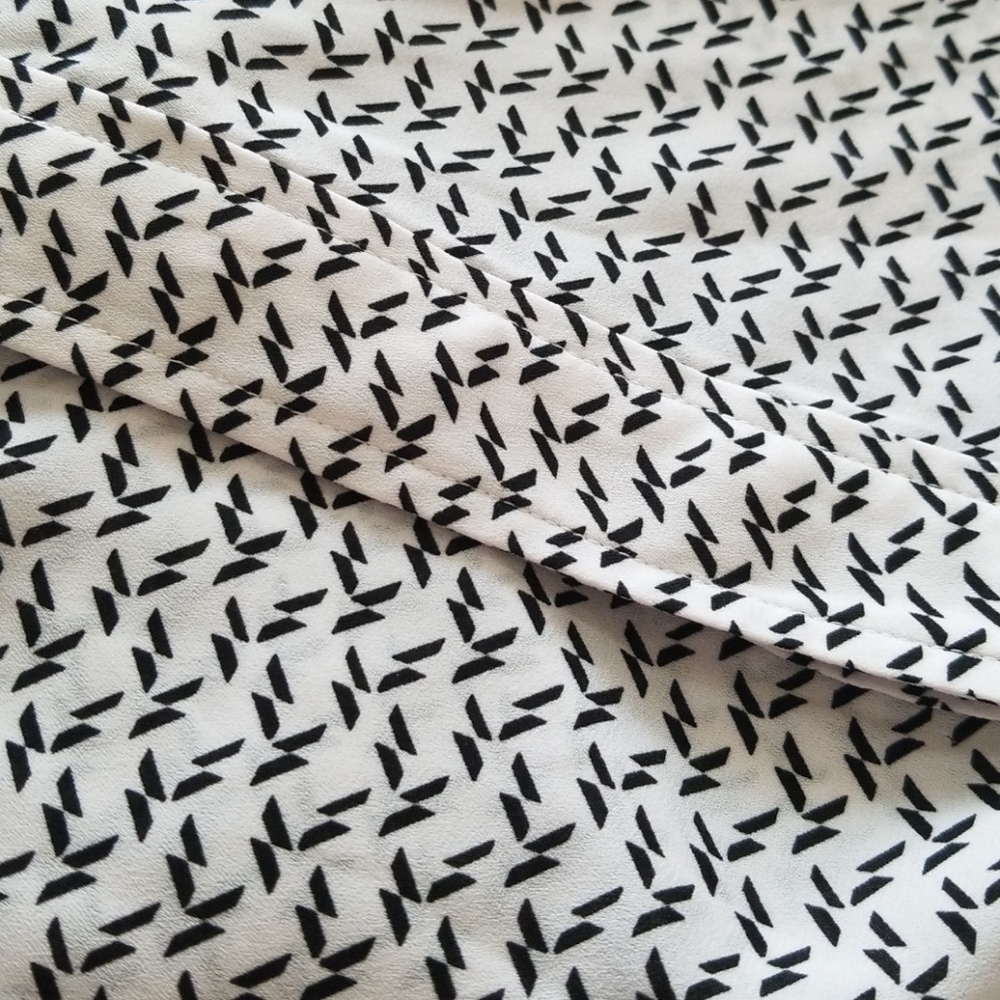 Black & white pattern blouse - Picture 4 of 6